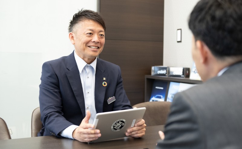 社内の食堂で昼食の画像