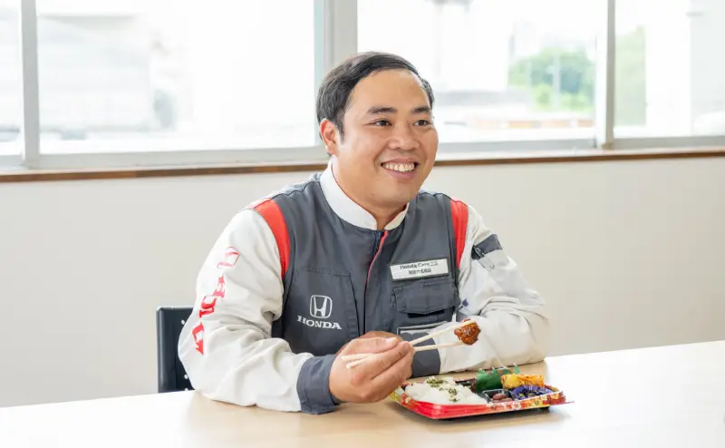 社内の食堂で昼食の画像